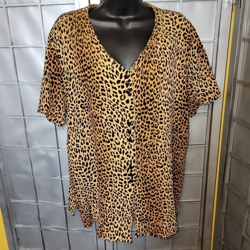 Ship 'N Shore woman leapord print size 16, button front blouse